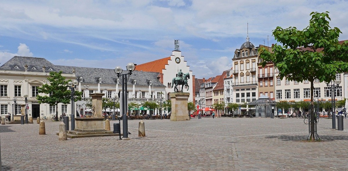 Bild - Rathausplatz in Landau | © Weingut Scholler